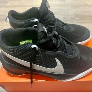 NIKE BIG KIDS' TEAM HUSTLE D 10 SHOES - BLACK/ METALLIC SILVER